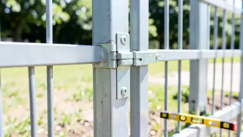 jak zamontować furtkę panelową