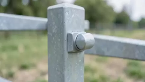 słupek do furtki z zamkiem